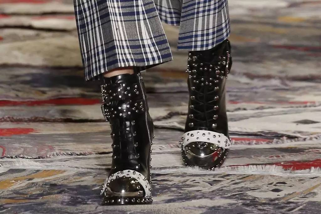 今年的时装周,女生比男生穿的还帅