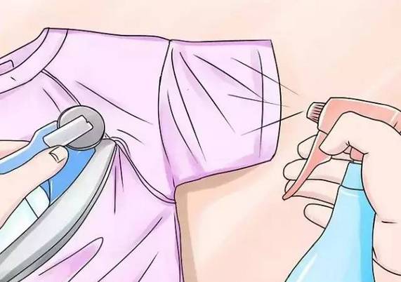 衣服皱巴巴的咋能穿出门,衣服皱起来了不用熨斗怎么弄平