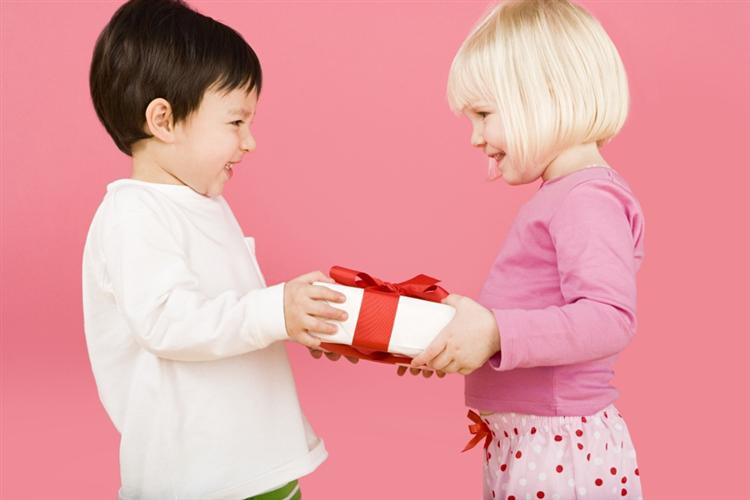 女人只要礼物却从不送男人礼物,女人送男人礼物男人有什么感受