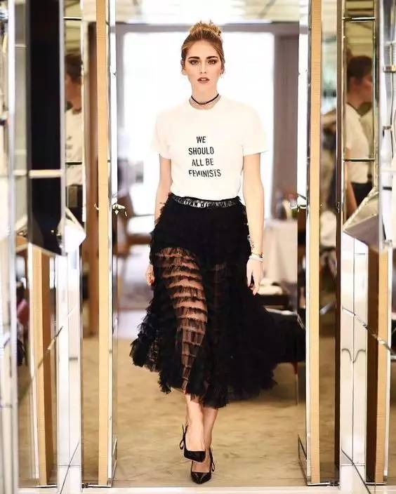 春天t恤最新款,春季t恤怎么穿比较好看