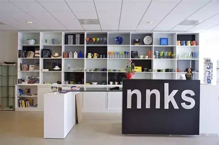 在山的那边海的那边有一群小红狗,在山的那边海的那边有一个蓝精灵