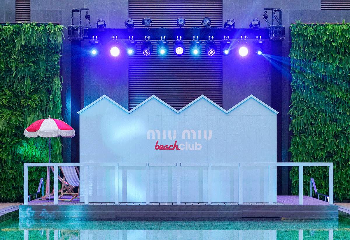 杨幂在泳池边吃苹果,在游泳馆里偶遇杨幂