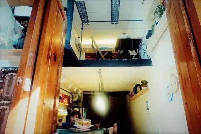 去年夏天，他几乎花光了全部积蓄流浪巴西，去了这些自由有趣的咖啡馆