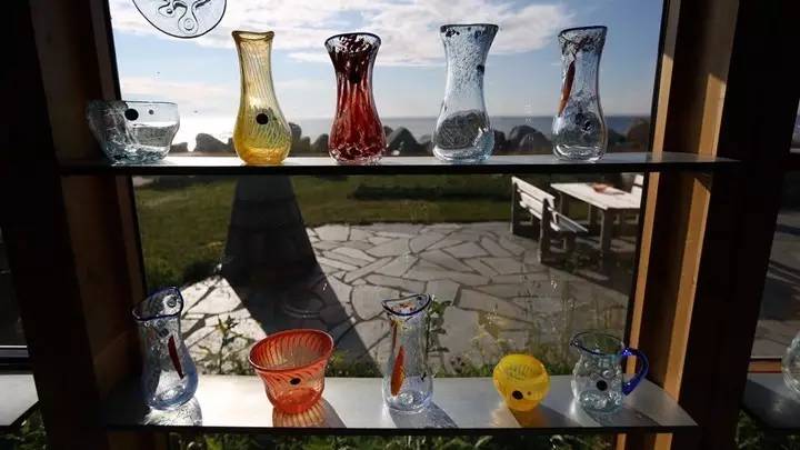 在山的那边海的那边有一群小红狗,在山的那边海的那边有一个蓝精灵