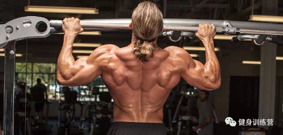 练背是手臂发力还是背发力,练背感觉手臂发力