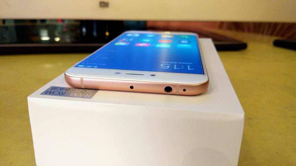 这是一部真小米手机，又轻又薄的小米手机5c