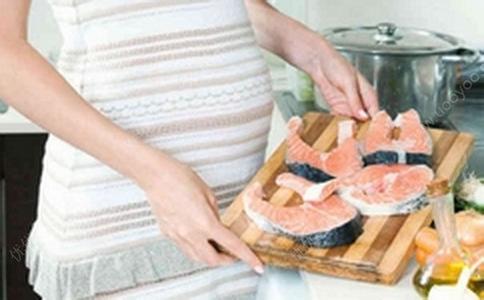 剖腹产20天了可以吃海鲜吗,剖腹产20多天能吃海鲜吗