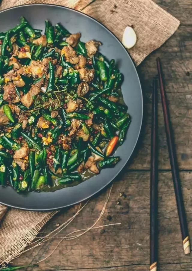 她是“成都第一私房菜美女老板”，与李易峰合作，和方大同录节目