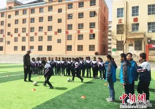 榆中大山里的“足球校长”和他的84个“小球星”