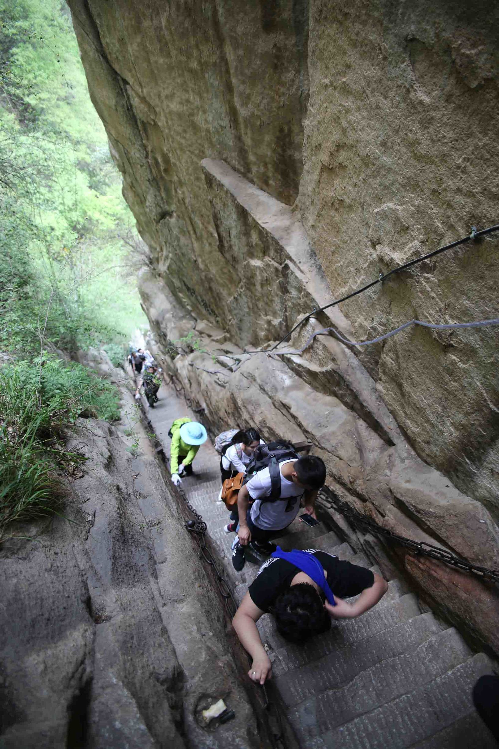 不到华山不知山之奇险,不登华山不知山峰之险