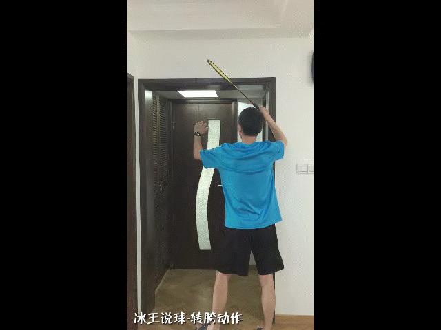 羽毛球杀球过程中挥拍是放松的吗,羽毛球如何挥拍不伤手腕与肘关节