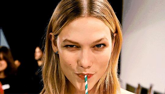 碎花裙穿出霸气的感觉,碎花裙给人一种乡土风吗