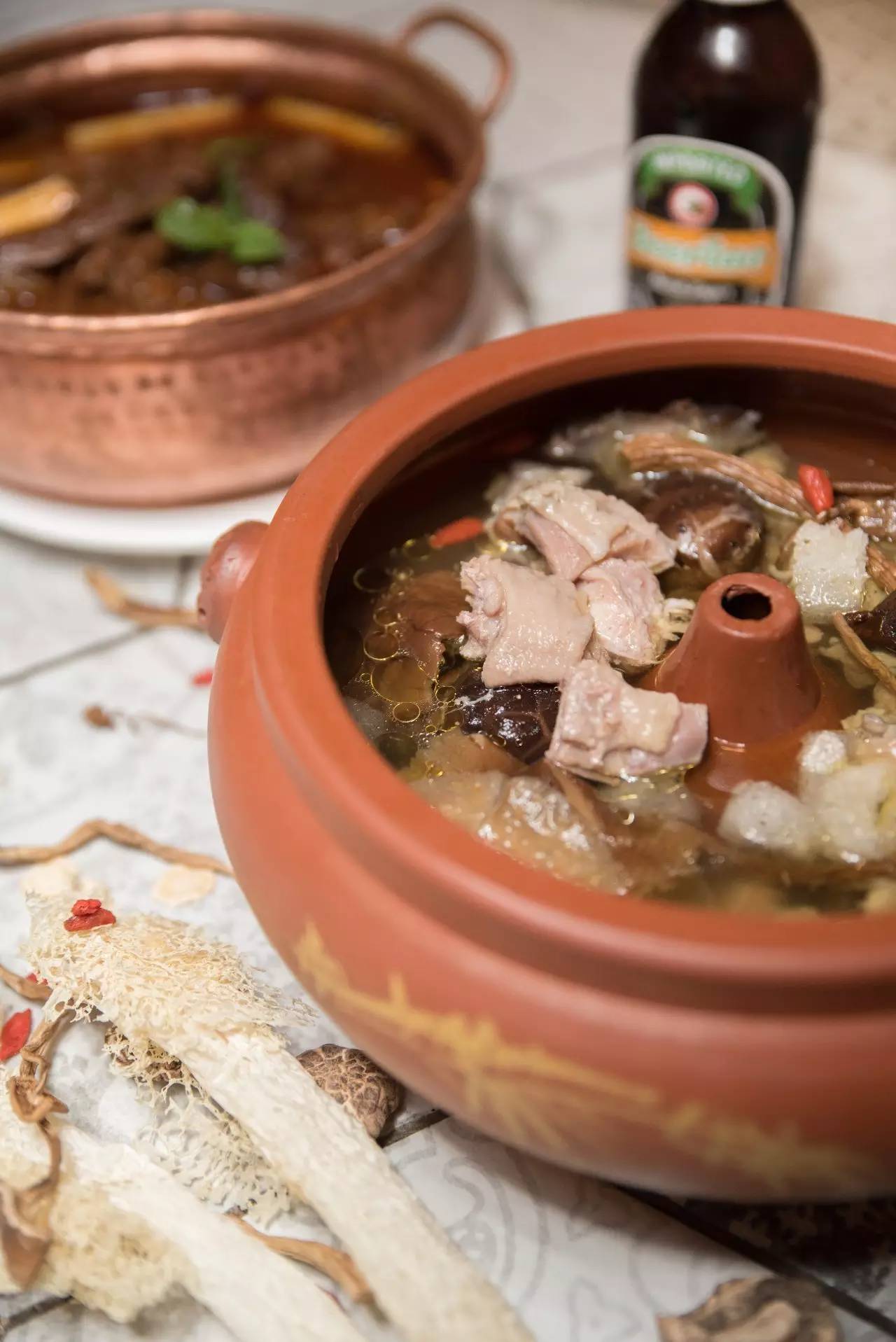 在丽江那一口“好喝到要*天升**”的汽锅鸡，让我开始了“寻找上海最好吃的云南菜”之旅！