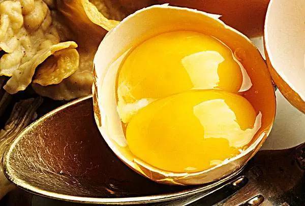 彩票中两个红色球算中奖吗,中双色球彩票的几率有多大