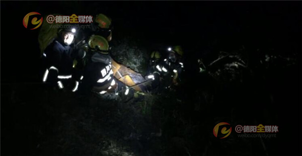 成绵高速公路上一车辆侧翻,成绵高速液化气罐车和货车相撞