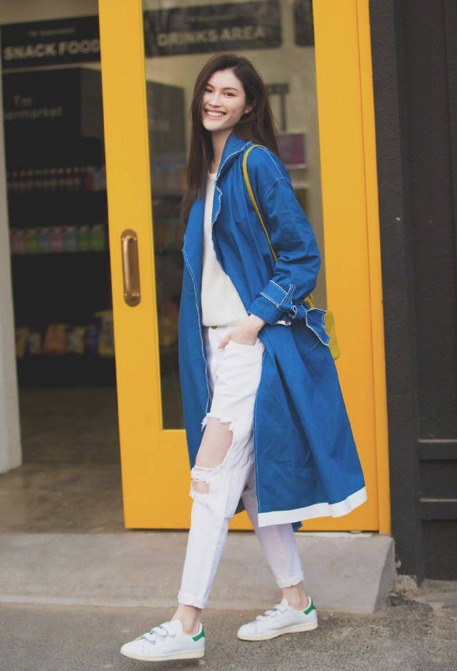 刘雯最新穿搭卡其色老爹鞋,刘雯穿的运动鞋有哪些