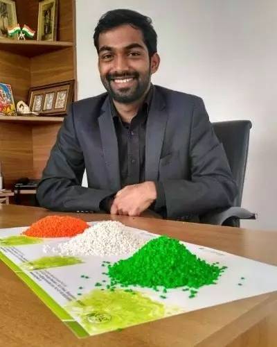 这个从垃圾山中成长起来的印度小伙,为了拯救环境,发明了一款可以吃的塑料袋