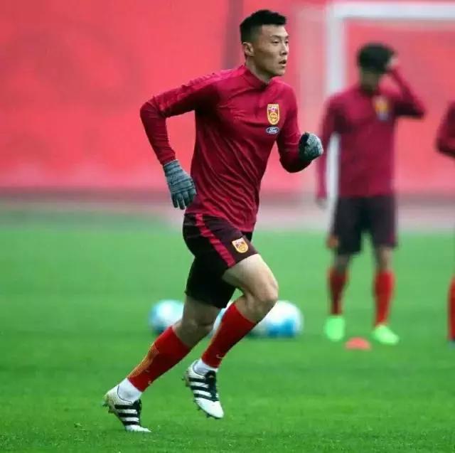 他们都穿什么篮球鞋,他们穿着什么用英语怎么说