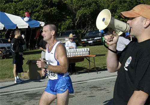 有氧跑步和无氧跑步哪个减肥快,减肥要天天跑步好还是隔天跑步好
