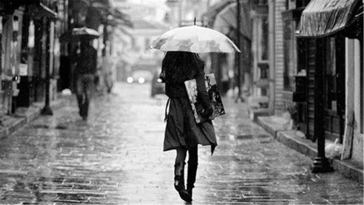 换季必备基本款这些单品一定要有,雨季时尚单品推荐