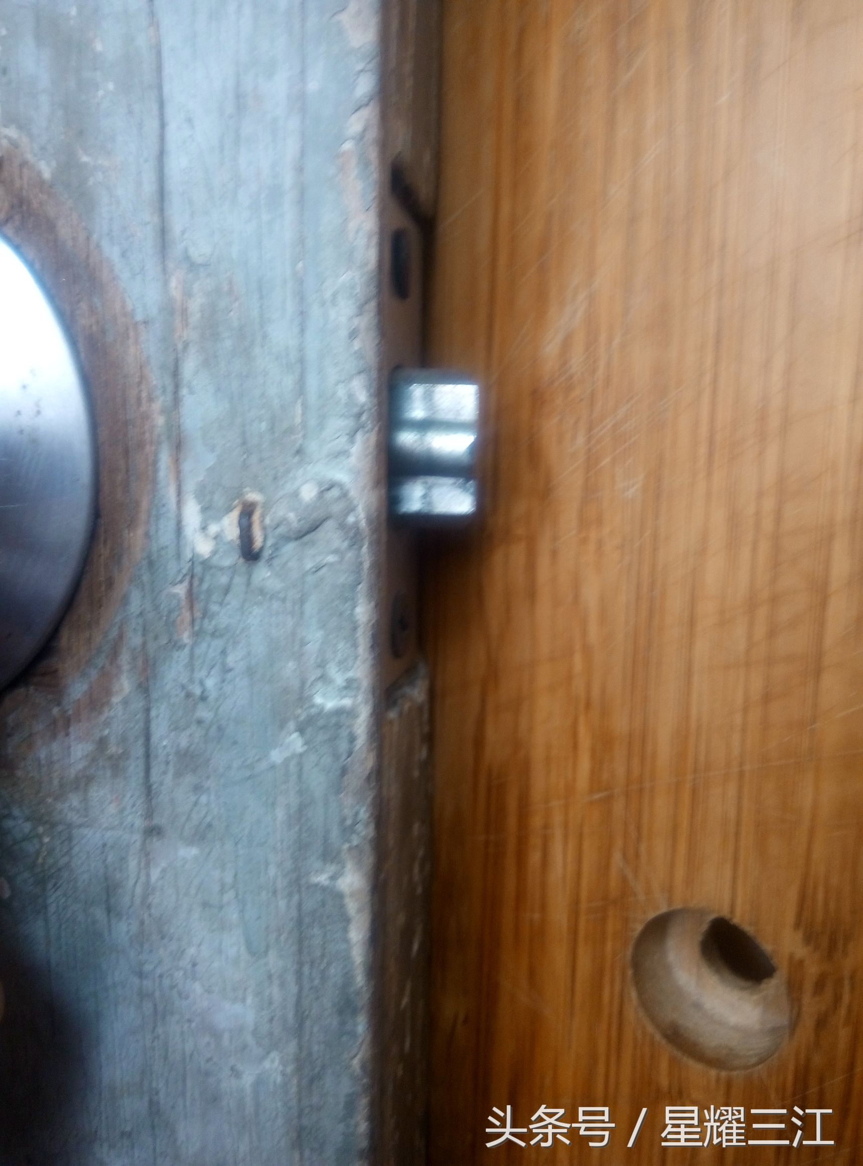 门锁易拉出来怎么修,门锁拉链