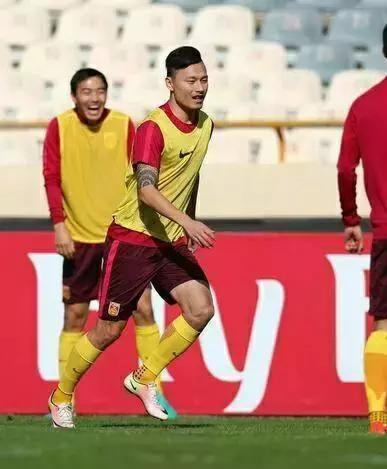 他们都穿什么篮球鞋,他们穿着什么用英语怎么说