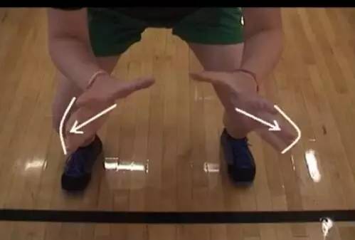 打球手指戳伤韧带怎样处理,打球时手指被篮球戳伤怎么办