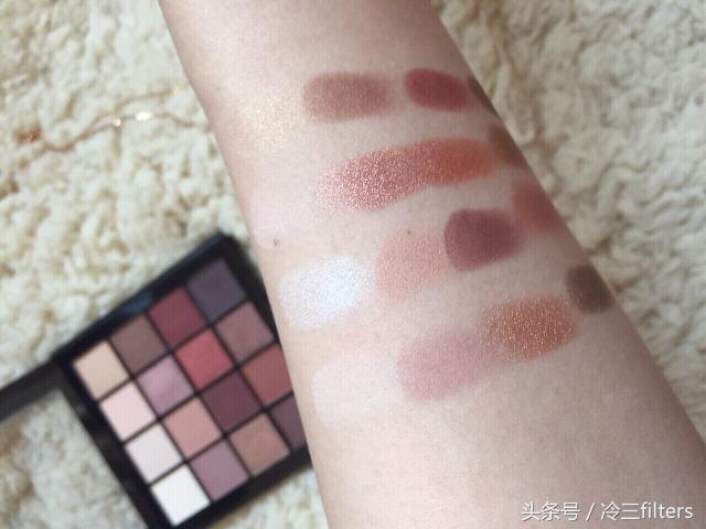 最高级的妆容绝对是哑光眼影打造出来的，闪闪的珠光色靠边站