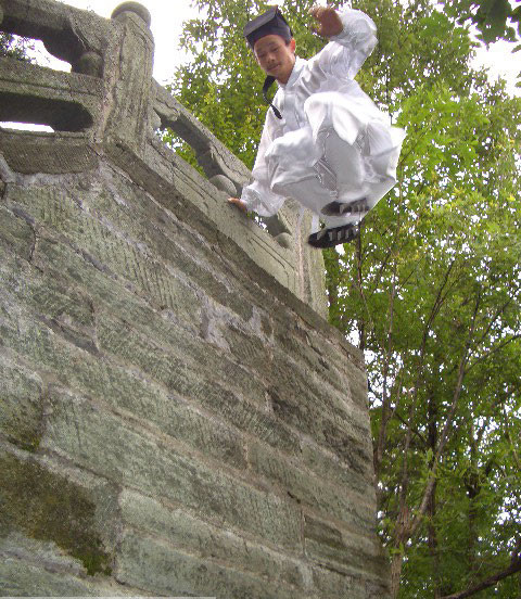 武当轻功第一人陈师行,武当道长陈师行展示轻功摔倒