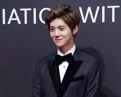 请给我一个不复合的理由,请给我一个不能爱你的理由