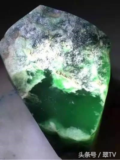 翡翠开窗赌石有假吗,翡翠赌石开窗图片大全