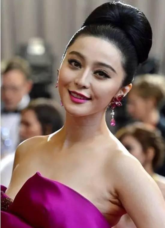 颈纹和皱纹哪个容易暴露,颈纹显老教你怎么消除