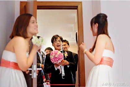 新郎塞了红包伴娘团不开门,新郎给伴娘塞红包却还不开门