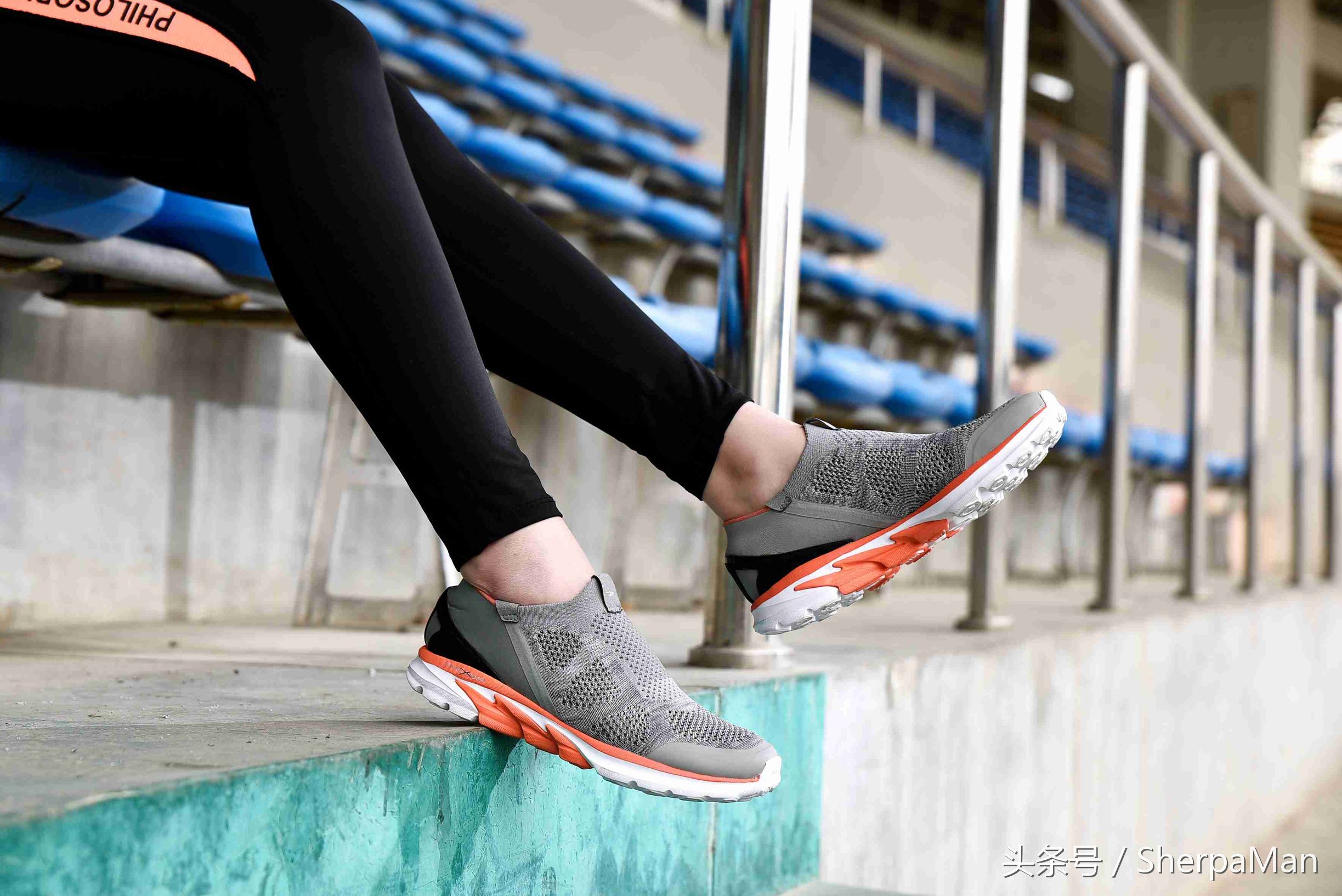 男流行穿鞋不穿袜子,现在的男生都不穿皮鞋