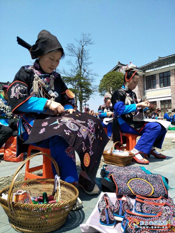 玩偶设计师林良如：怪趣毛毡展览——《23个小怪兽》