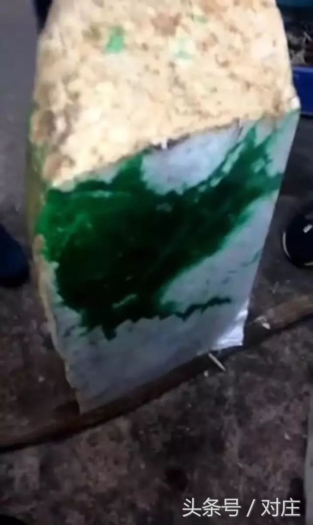 翡翠原石切割大涨开出帝王绿,翡翠原石切出来大涨的视频
