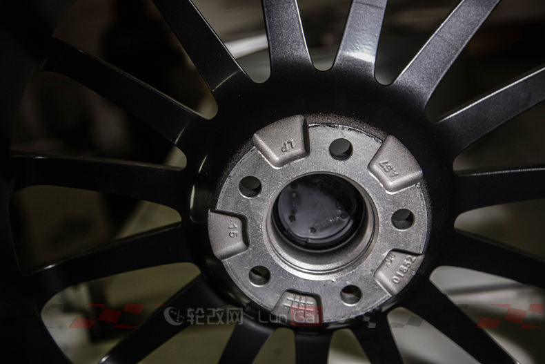 勒芒经典——OZSuperturismoLM轮毂细节展示