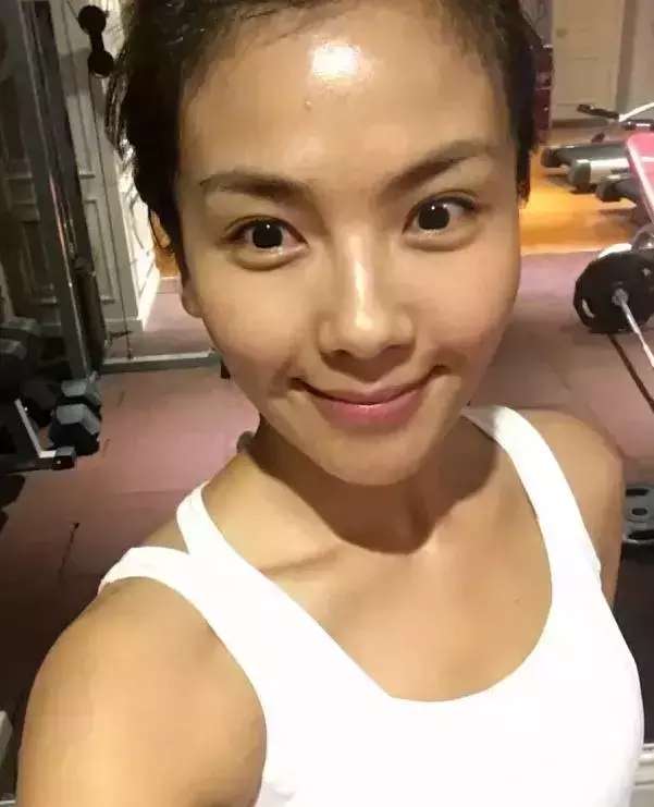 素颜技巧,get起来!伪素颜重点在于眉毛和眼线,明星妆小心机