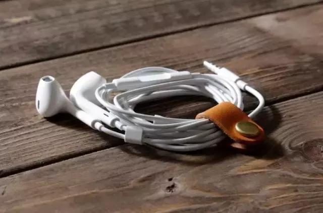 耳机线收束带,耳机线拔出来一点才可以正常使用