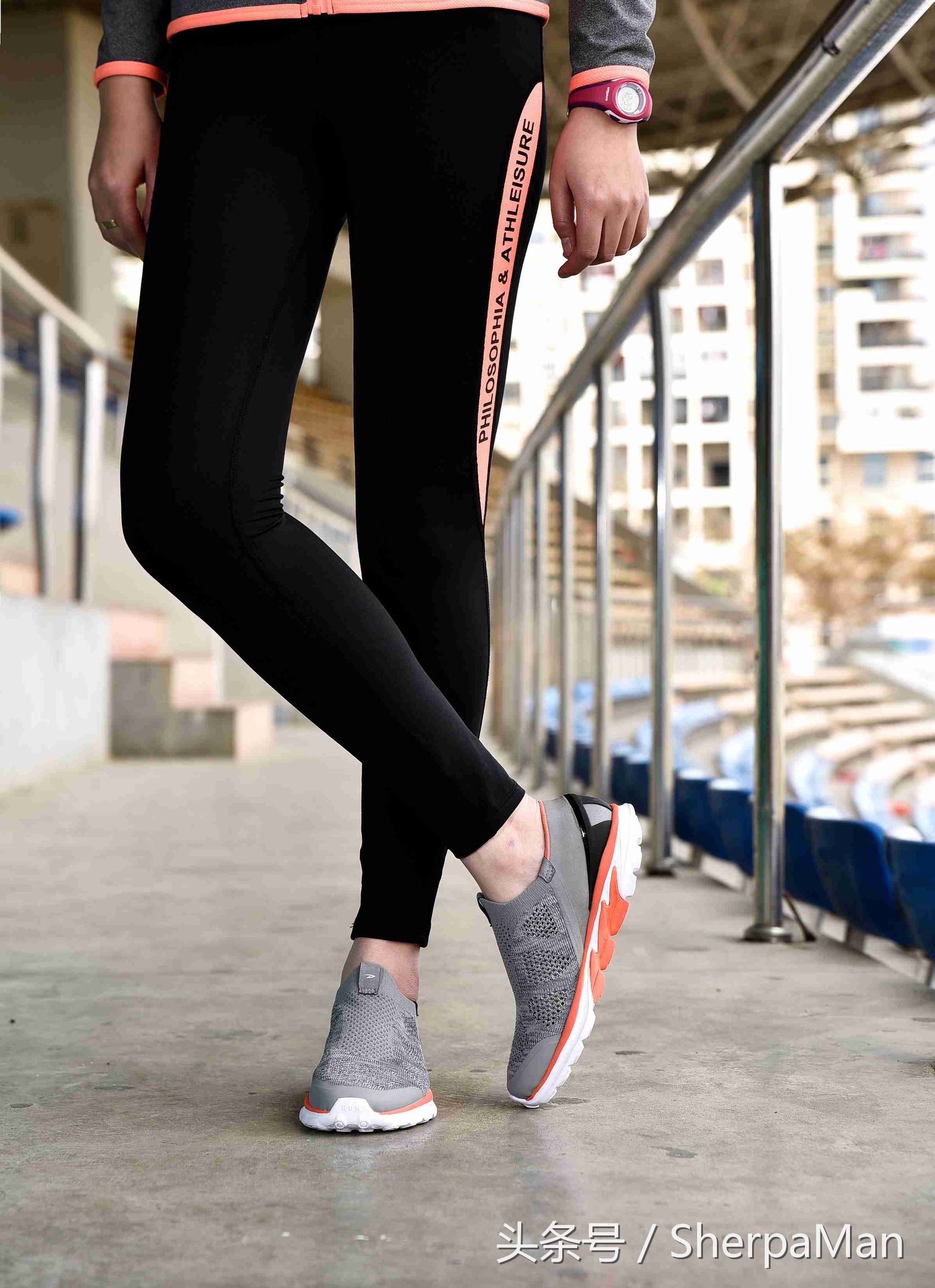 男流行穿鞋不穿袜子,现在的男生都不穿皮鞋