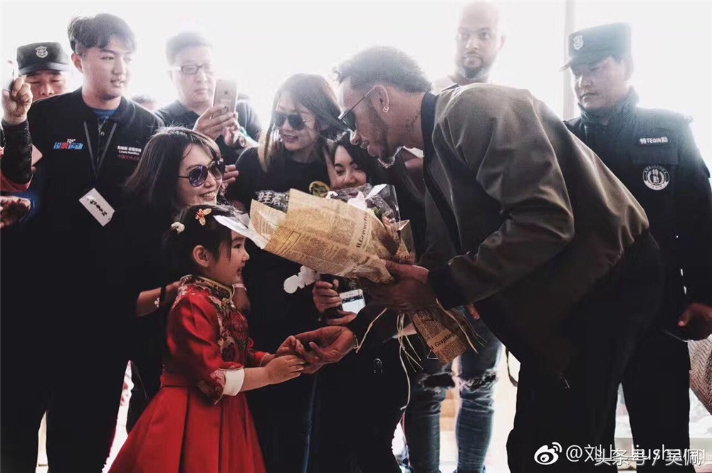 汉密尔顿夺冠,汉密尔顿夺冠庆祝