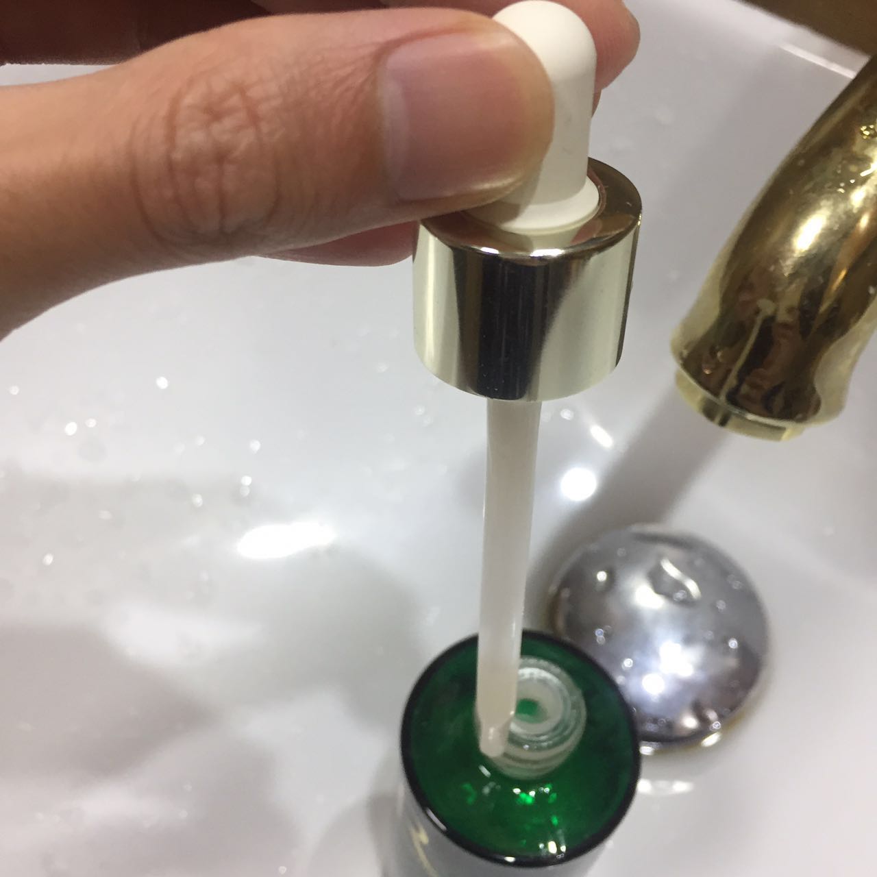 赫莲娜绿宝瓶精华敏感肌用了刺痛,敏感肌用赫莲娜哪一款