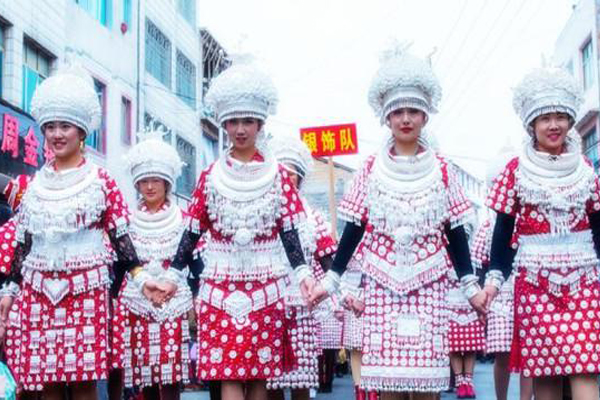 谁说贵州“人无三分银”,一套苗族盛装全是银,何止三分?