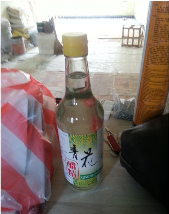 昨天，发现刚砌好的书架变色了，丑死了！师傅竟说用醋浇一下就好