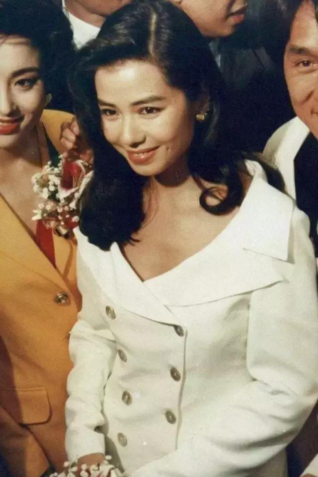 张国荣抱周润发视频,左拥右抱走向人生巅峰