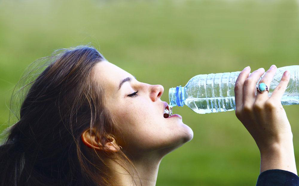 尿液颜色变深是什么原因,尿液颜色突然咖啡色