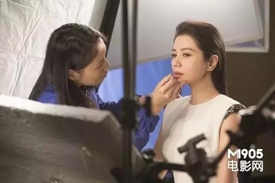 张国荣抱周润发视频,左拥右抱走向人生巅峰