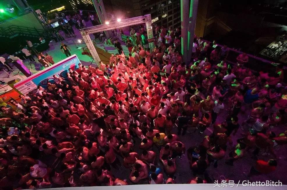 泼水节接吻情侣遭围观,泼水节情侣接吻遭围观