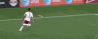 实况足球怎么扣球过人,贝林厄姆单车扣球过人