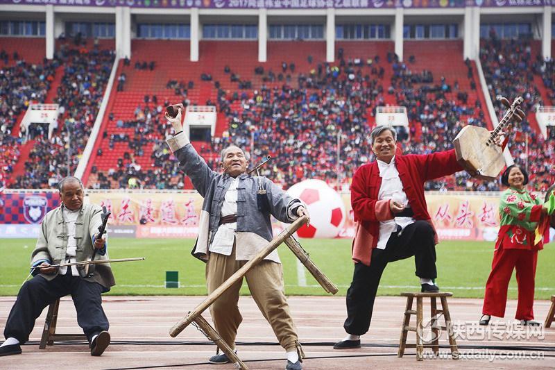 特鲁西埃亮相看台2017中国足协乙级联赛西安开幕